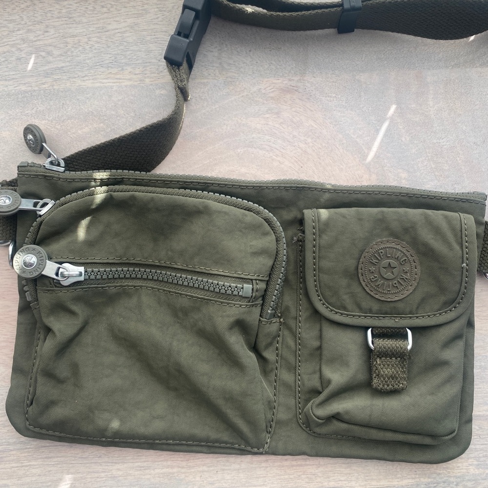 Kipling Fanny Pack - Army green - 30” clip belt adjustable - like new